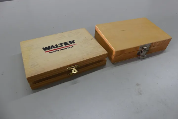 2x Holzkiste mit Inhalt u.a. Locheisen-Set